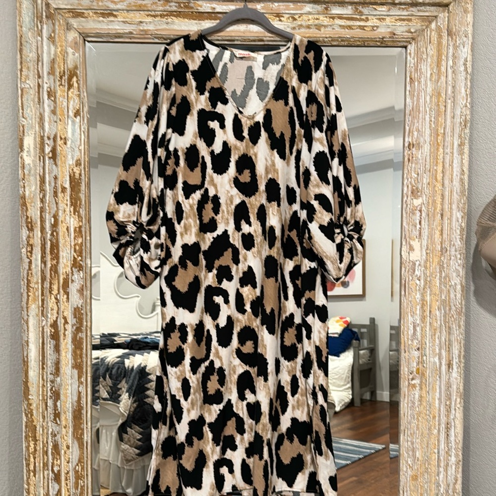 Adorable leopard midi dress